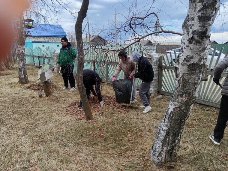 В МАОУ "Посольская СОШ прошёл апрельский субботник по уборке пришкольной территории.